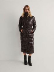 Płaszcz z połyskującej tkaniny - ciemnobrązowy. Brązowe płaszcze damskie Reserved, l, bez wzorów, z tkaniny, bez kołnierzyka, bez kaptura. W wyprzedaży za 89.99 zł.