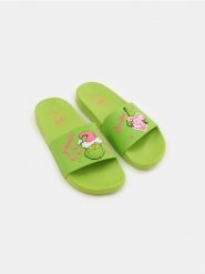 Klapki Grinch - zielony. Zielone klapki damskie Sinsay, bez wzorów, bez obcasa, bez zapięcia. Za 39.99 zł.