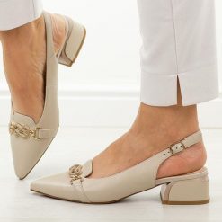 Beżowe skórzane sandały damskie DiA 3015. Brązowe sandały damskie DiA, bez wzorów, ze skóry, bez obcasa, na obcasie, bez zapięcia. Za 369.00 zł.