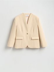 Jednorzędowa marynarka - kremowy. Białe marynarki i żakiety damskie Reserved, bez wzorów, z tkaniny, bez kołnierzyka, bez ramiączek. Za 259.99 zł.