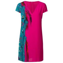 Desigual sukienka damska Vest Waling 38 różowa. Czerwone sukienki damskie Desigual, bez wzorów, bez kołnierzyka, bez ramiączek. W wyprzedaży za 305.00 zł.