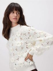 Sweter z aplikacją 3D - złamana biel. Swetry nierozpinane damskie Reserved, l, z aplikacjami, z dzianiny, bez kołnierzyka, bez ramiączek. Za 259.99 zł.
