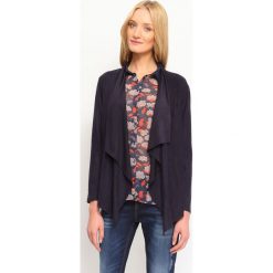 ŻAKIET DAMSKI KLASYCZNY, LUŹNY. Niebieskie marynarki i żakiety damskie TOP SECRET, bez wzorów, eleganckie, z asymetrycznym kołnierzem, bez ramiączek. W wyprzedaży za 39.99 zł.