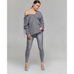 OVERSIZOWA KOSZULA Z DEKOLTEM W SEREK. Czarne koszule damskie TOP SECRET, bez wzorów, z tkaniny, eleganckie, bez kołnierzyka, bez ramiączek. W wyprzedaży za 49.99 zł.