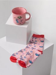Świąteczny zestaw prezentowy: kubek i skarpetki Stitch - wielobarwny. Skarpetki damskie Sinsay, bez wzorów. Za 25.99 zł.