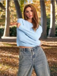 Sweter w paski - błękitny. Niebieskie swetry nierozpinane damskie Sinsay, l, bez wzorów, bez kołnierzyka, bez ramiączek. Za 49.99 zł.