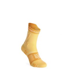 Skarpety do biegania Compressport Pro Racing Socks v4.0 Trail. Brązowe skarpetki damskie Compressport, bez wzorów. Za 78.99 zł.