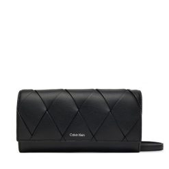 Torebka Calvin Klein. Czarne listonoszki damskie Calvin Klein, bez wzorów, bez dodatków. Za 229.99 zł.