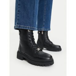 Trzewiki Nine West. Czarne botki damskie Nine West, bez wzorów, bez obcasa, na płaskiej podeszwie, bez zapięcia. Za 279.99 zł.