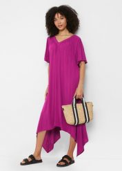 Sukienka kaftanowa z krepy. Niebieskie sukienki damskie bonprix, bez wzorów, bez kołnierzyka, bez ramiączek, oversize. Za 124.99 zł.