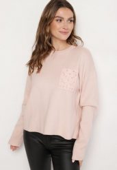 Jasnoróżowy Sweter o Pudełkowym Kroju z Ozdobną Kieszonką Seaviraen. Czerwone swetry nierozpinane damskie Born2be, bez wzorów, z jeansu, biznesowe, bez kołnierzyka, bez ramiączek. Za 59.99 zł.