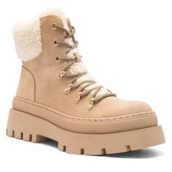 Trzewiki DeeZee. Brązowe botki damskie DeeZee, bez wzorów, bez obcasa, na płaskiej podeszwie, bez zapięcia. Za 199.99 zł.