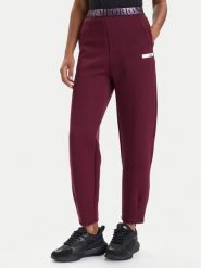 EA7 Emporio Armani Spodnie dresowe 7W000678 AF13151 M5064 Bordowy Regular Fit. Czerwone spodnie dresowe damskie EA7 Emporio Armani, bez wzorów, z dresówki. Za 399.99 zł.