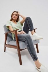 Jeansy skinny medium waist z przetarciami grafitowe. Szare jeansy damskie MOODO, bez wzorów, z bawełny, długie. W wyprzedaży za 41.99 zł.