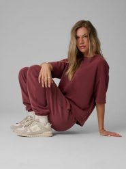 4F Spodnie dresowe joggery z modalem damskie - burgundowe XS. Czerwone spodnie sportowe damskie 4F, bez wzorów, z dresówki, biznesowe, z podwyższonym stanem, długie, trekkingowe. Za 189.99 zł.