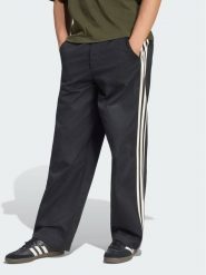 Adidas Spodnie materiałowe 3 Stripes Pleated Trousers KE4177 Czarny Regular Fit. Czarne spodnie materiałowe męskie Adidas, bez wzorów, z materiału. Za 298.99 zł.