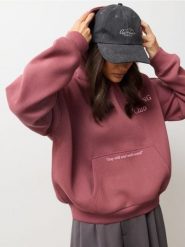 Dresowa bluza hoodie z napisem - różowy. Czerwone bluzy damskie Sinsay, l, bez wzorów, z dresówki, sportowe, bez ramiączek, bez kaptura. Za 49.99 zł.