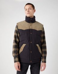 MĘSKA KURTKA ZIMOWA WRANGLER DETACHABLE SLEEVE BLACK 112341105. Czarne kurtki męskie Wrangler, na zimę, m, bez wzorów, bez kaptura. Za 299.99 zł.