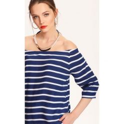 BLUZKA DŁUGI RĘKAW LUŹNA. Niebieskie bluzki damskie TOP SECRET, bez wzorów, bez kołnierzyka, bez ramiączek. W wyprzedaży za 49.99 zł.