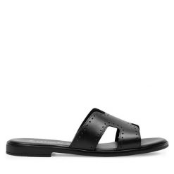 Klapki Lasocki. Czarne klapki damskie Lasocki, bez wzorów, bez obcasa, bez zapięcia. Za 119.99 zł.