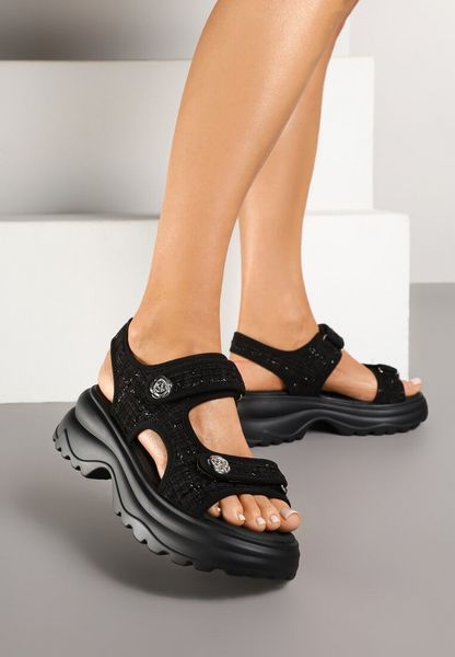 Czarne Sandały na Grubej Podeszwie z Tweedowym Wzorem i Guzikami Senalen. Czarne sandały damskie Born2be, z aplikacjami, z jeansu, z otwartym noskiem, bez obcasa, na płaskiej podeszwie, bez zapięcia. Za 129.99 zł.