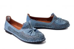 COMFORTABEL 830049-05 blau, półbuty damskie. Niebieskie półbuty damskie Comfortabel, na lato, w ażurowe wzory, ze skóry, bez obcasa, bez zapięcia. Za 229.42 zł.