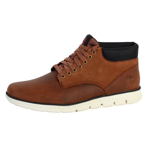 Timberland Mid Lace Up Chukka Boots Dorosłych. Brązowe buty zimowe męskie Timberland, bez wzorów, bez obcasa, bez zapięcia. W wyprzedaży za 495.20 zł.