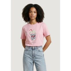 Koszulka crop top Kobieta ONLY Onlburst Life S/S Popcorn Top Box Jrs. Czerwone bluzki damskie ONLY, s, bez wzorów, z bawełny, bez kołnierzyka, bez ramiączek. W wyprzedaży za 146.35 zł.