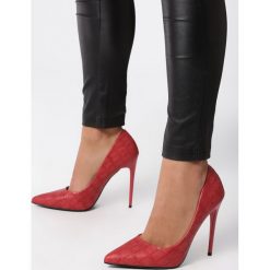 Czerwone Szpilki Bootless. Czerwone szpilki damskie Born2be, bez wzorów, ze skóry, bez obcasa, na szpilce, bez zapięcia. Za 99.99 zł.