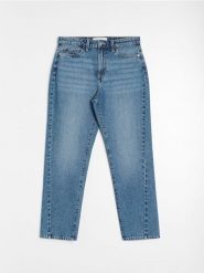 Jeansy mom fit z przekręconym szwem - niebieski. Niebieskie jeansy damskie Sinsay, bez wzorów, z jeansu. Za 59.99 zł.