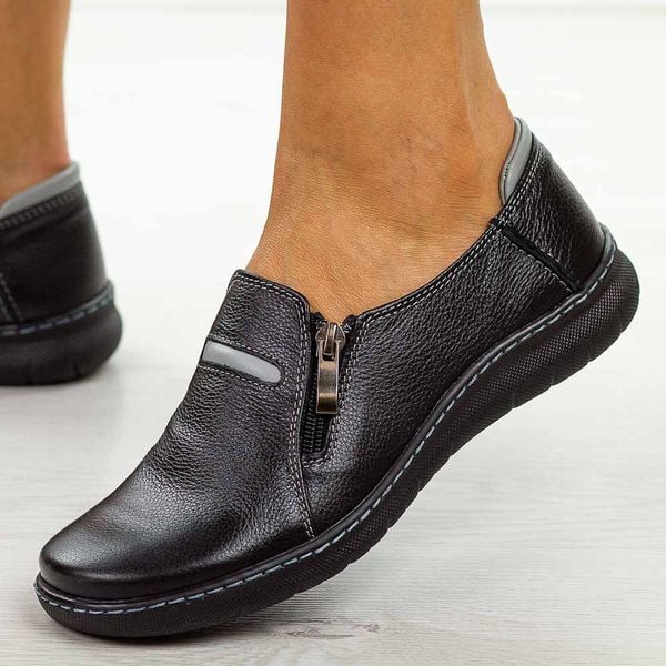 Czarne groch skórzane Polskie półbuty damskie Deoni 538. Czarne półbuty damskie Deoni, na jesień, bez wzorów, z jeansu, eleganckie, z okrągłym noskiem, bez obcasa, bez zapięcia. Za 359.00 zł.