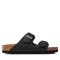 Klapki Birkenstock. Czarne klapki damskie Birkenstock, bez wzorów, bez obcasa, bez zapięcia. Za 539.99 zł.