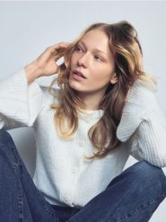 Kardigan z falbaną - złamana biel. Kardigany damskie Reserved, l, bez wzorów, z dzianiny, bez kołnierzyka. Za 119.99 zł.