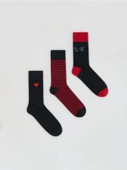 3 pack skarpet - czerwony. Czerwone skarpety męskie Reserved, bez wzorów. Za 49.99 zł.