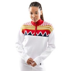 Damski sweter dzianinowy ze stójką Siroko Sapporo-W White. Białe swetry nierozpinane damskie SIROKO, na zimę, bez wzorów, z dzianiny, sportowe, bez kołnierzyka, bez ramiączek. Za 253.00 zł.