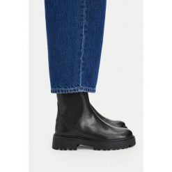 Botki Lasocki. Czarne botki damskie Lasocki, bez wzorów, bez obcasa, na płaskiej podeszwie, bez zapięcia. Za 279.99 zł.