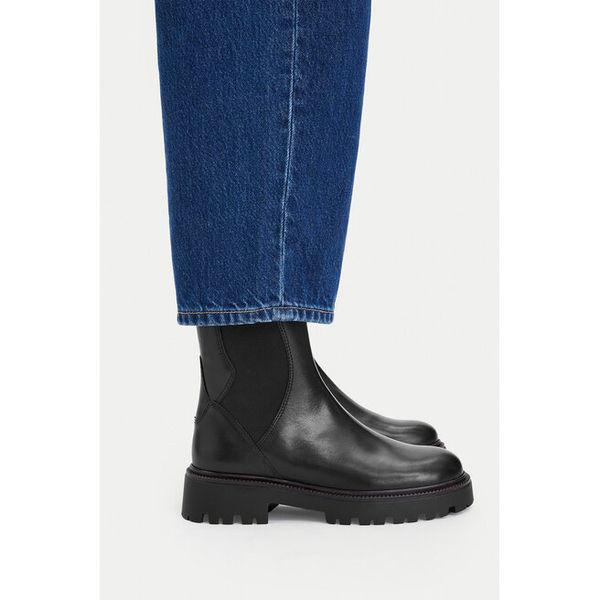 Botki Lasocki. Czarne botki damskie Lasocki, bez wzorów, bez obcasa, na płaskiej podeszwie, bez zapięcia. Za 279.99 zł.