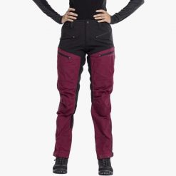 Spodnie outdoor Hiking damska Swedemount Nordkap Stretch Pants 2.0 oddychająca. Czarne spodnie sportowe damskie SWEDEMOUNT, na lato, bez wzorów, z tkaniny, sportowe, outdoorowe. Za 499.99 zł.