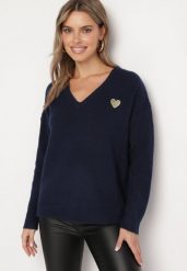 Granatowy Sweter z Wełną i Trójkątnym Dekoltem Zivida. Niebieskie swetry nierozpinane damskie Born2be, bez wzorów, z jeansu, eleganckie, bez kołnierzyka, bez ramiączek. Za 129.99 zł.