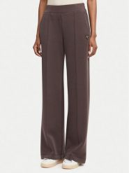 Guess Spodnie dresowe V6YB18 K4315 Brązowy Regular Fit. Brązowe spodnie dresowe damskie Guess, z aplikacjami, z dresówki. Za 394.99 zł.
