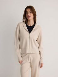 Rozpinany sweter z kapturem - kremowy. Białe kardigany damskie Reserved, l, bez wzorów, z wiskozy, bez kołnierzyka. W wyprzedaży za 69.99 zł.