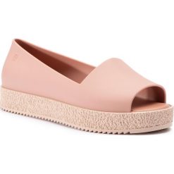 Półbuty MELISSA - Puzzle Ad 31882 Pink/Beige 52405. Czerwone półbuty damskie Melissa, bez wzorów, z tworzywa sztucznego, bez obcasa, na płaskiej podeszwie, bez zapięcia. W wyprzedaży za 199.00 zł.