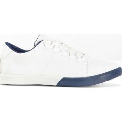 Sneakersy bonprix biało-ciemnoniebieski. Białe obuwie sportowe damskie bonprix, bez wzorów, bez zapięcia. Za 37.99 zł.