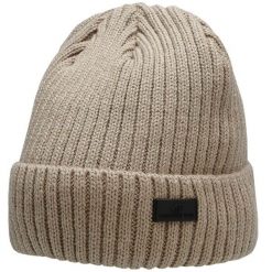 Męska czapka 4F H4Z22 jasny brąz. Brązowe czapki męskie 4F, na zimę, bez wzorów, z materiału. Za 47.99 zł.