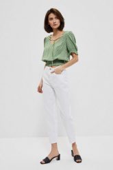 Jeansy białe mom fit. Białe jeansy damskie MOODO, bez wzorów, z bawełny, z podwyższonym stanem, długie. W wyprzedaży za 49.99 zł.