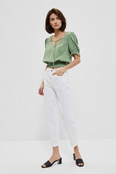 Jeansy białe mom fit. Białe jeansy damskie MOODO, bez wzorów, z bawełny, z podwyższonym stanem, długie. W wyprzedaży za 49.99 zł.