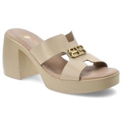 Beżowe Klapki Armodo Eleganckie Obuwie Damskie. Brązowe klapki damskie Armodo, na lato, bez wzorów, eleganckie, bez obcasa, na obcasie, bez zapięcia. Za 219.00 zł.