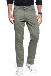 WRANGLER SPODNIE MĘSKIE TEXAS DUSTY OLIVE W121W3275 112126231. Zielone spodnie materiałowe męskie Wrangler, bez wzorów, z materiału. Za 199.99 zł.
