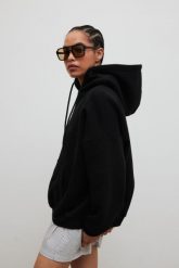 Bluza z kapturem oraz HAFTEM w kolorze TOTALLY BLACK - GARSON-UNI. Czarne bluzy damskie Marsala, bez wzorów, z bawełny, sportowe, bez ramiączek, z kapturem. Za 329.90 zł.
