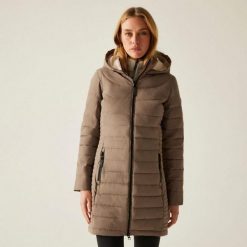 Płaszcz ocieplany damski REGATTA Andria. Brązowe płaszcze damskie Regatta, bez wzorów, z puchu, sportowe, bez kołnierzyka, bez kaptura. Za 239.99 zł.